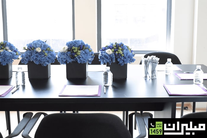 تأثیر گل‌ آرایی میز کنفرانس بر بهره‌ وری جلسات